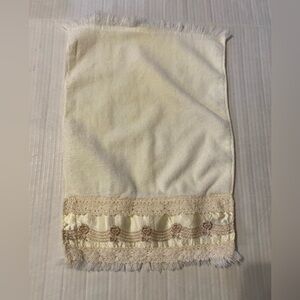 The Avanti Look 1978 lace floral trim USA VTG hand towel